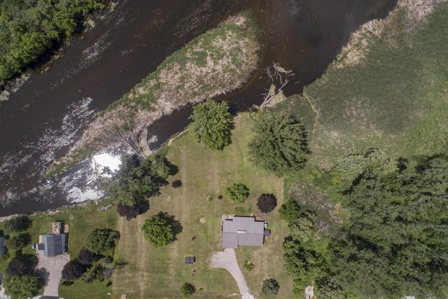 W224S9735 Big Bend Dr, Big Bend, WI 53103