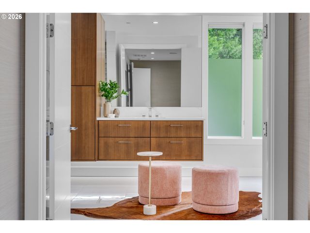 707 Nw SKYLINE CREST Rd, Portland, OR 97229