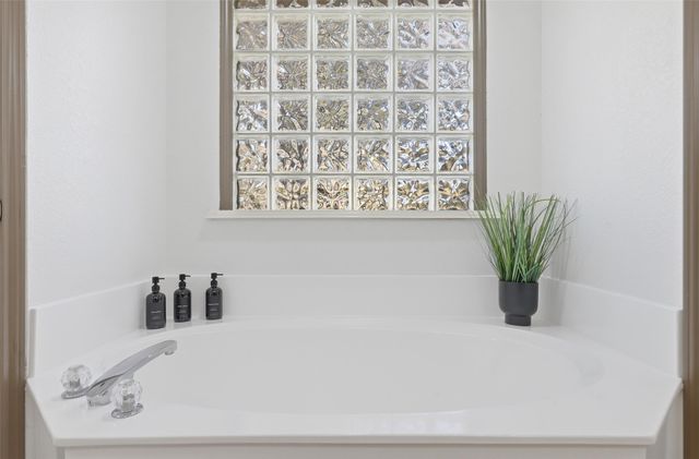 612 Shady Oaks Trail, Burleson, TX 76028