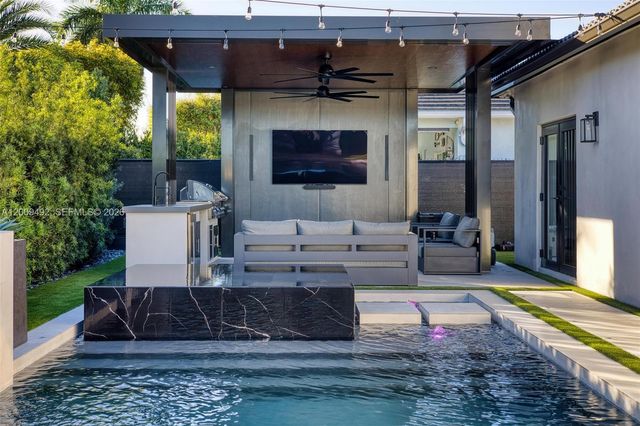 16314 SW 57th St, Miami, FL 33193