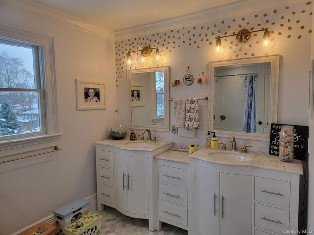 9 Floral Lane, Saint James, NY 11780