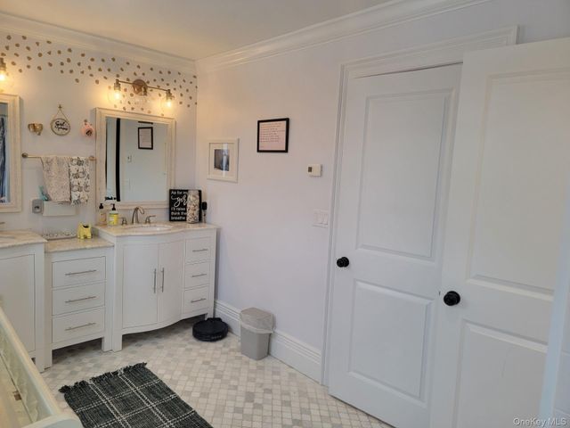 9 Floral Lane, Saint James, NY 11780