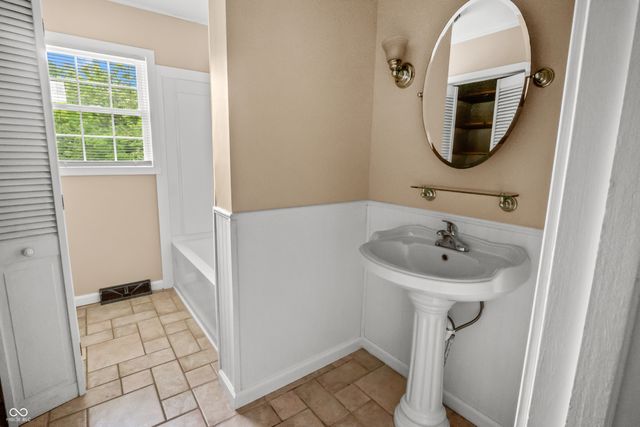 5302 W Quan Wae Drive, Columbus, IN 47201