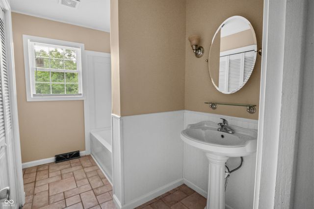 5302 W Quan Wae Drive, Columbus, IN 47201
