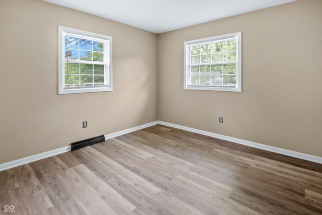 5302 W Quan Wae Drive, Columbus, IN 47201