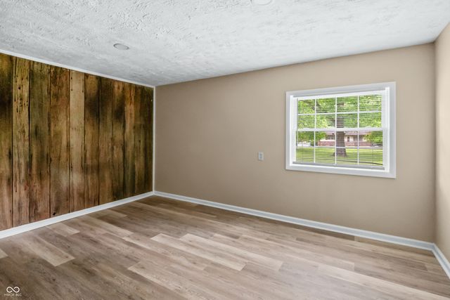 5302 W Quan Wae Drive, Columbus, IN 47201