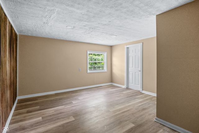 5302 W Quan Wae Drive, Columbus, IN 47201