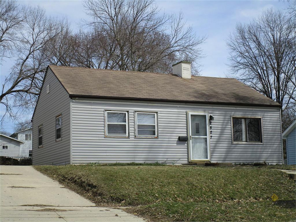2527 Randolph St, Waterloo, IA 50702