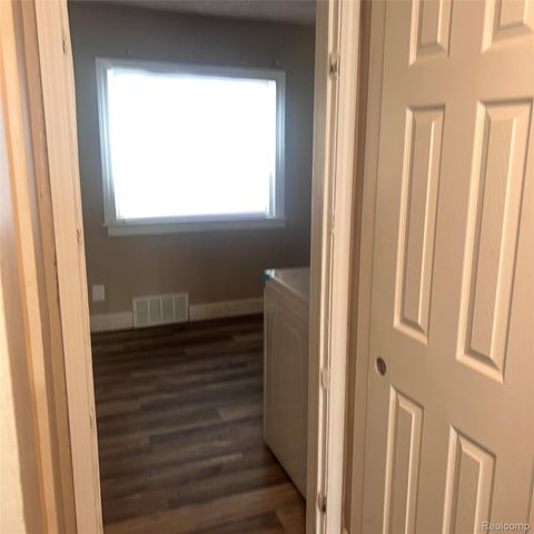 18471 Sunderland Road, Detroit, MI 48219