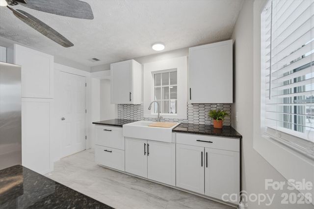 3410 25th Avenue NE, Hickory, NC 28601