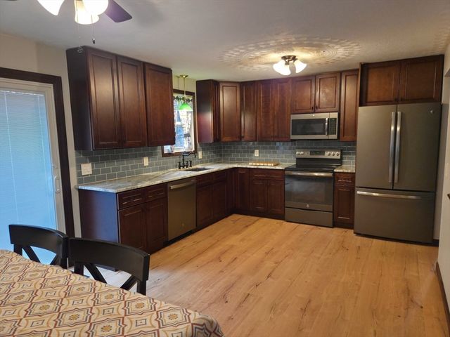 35 Pine Ridge Dr, Oxford, MA 01540