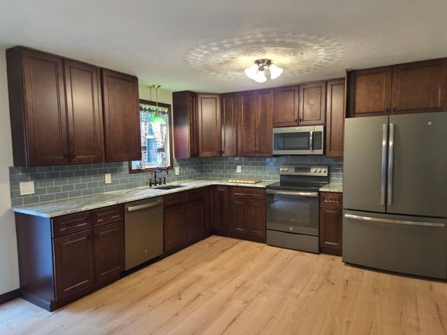 35 Pine Ridge Dr, Oxford, MA 01540