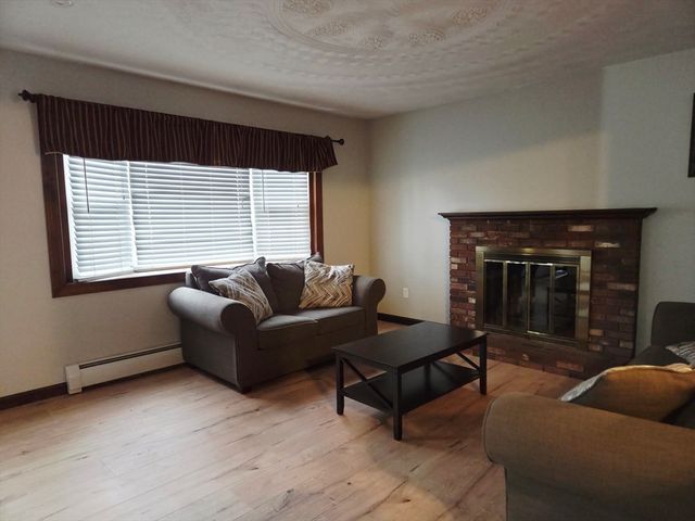 35 Pine Ridge Dr, Oxford, MA 01540