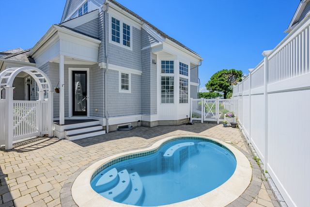 129 Shore Dr W, Mashpee, MA 02649