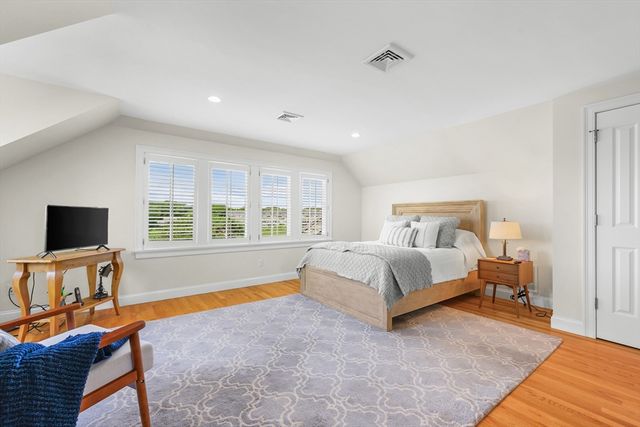 129 Shore Dr W, Mashpee, MA 02649