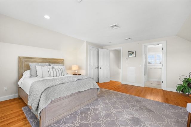 129 Shore Dr W, Mashpee, MA 02649