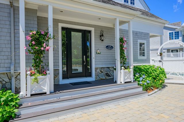 129 Shore Dr W, Mashpee, MA 02649
