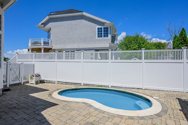 129 Shore Dr W, Mashpee, MA 02649