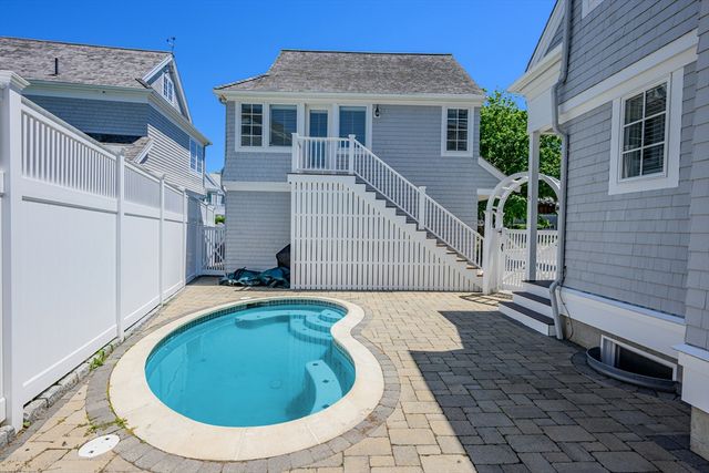 129 Shore Dr W, Mashpee, MA 02649