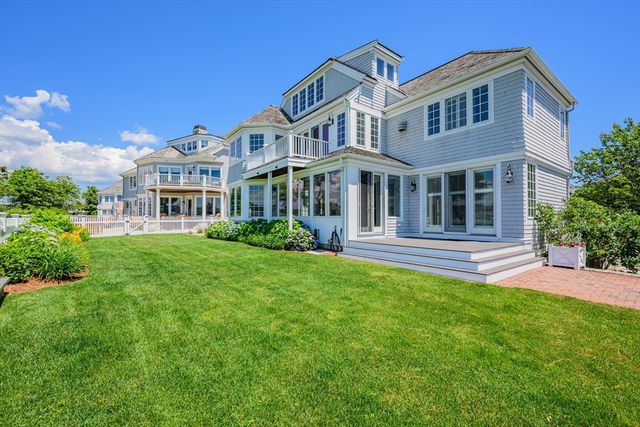 129 Shore Dr W, Mashpee, MA 02649