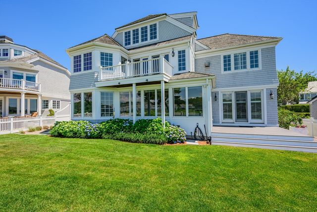 129 Shore Dr W, Mashpee, MA 02649