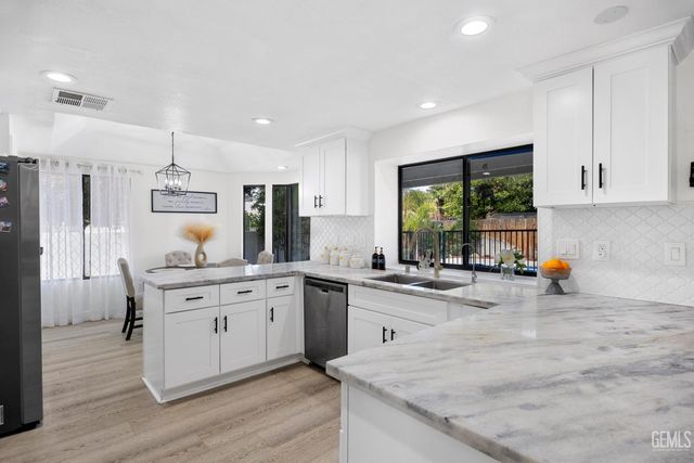 9712 White Oak Drive, Bakersfield, CA 93311