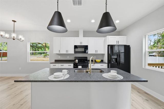 706 AVENUE E, Plant City, FL 33563