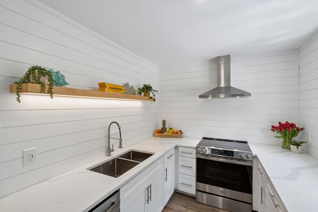 16 Twin Oaks Lane, Isle Of Palms, SC 29451