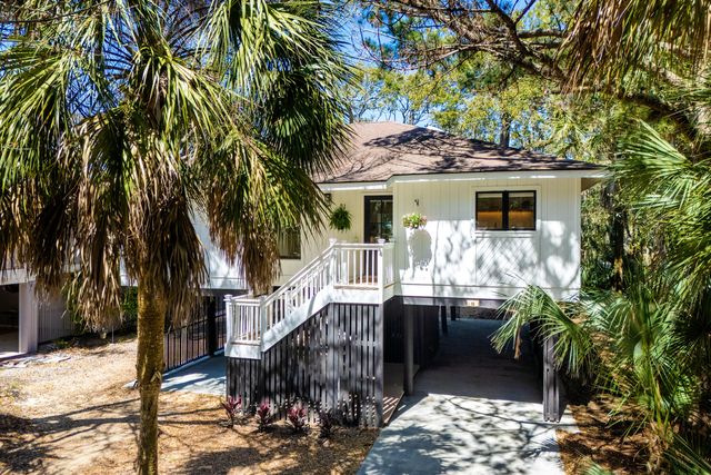 16 Twin Oaks Lane, Isle Of Palms, SC 29451