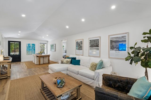 16 Twin Oaks Lane, Isle Of Palms, SC 29451