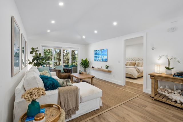 16 Twin Oaks Lane, Isle Of Palms, SC 29451