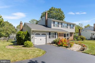 21 MEADOW GLEN RD, Lansdale, PA 19446