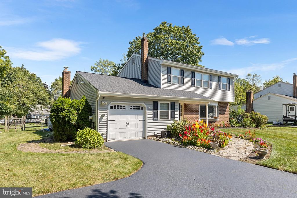 21 MEADOW GLEN RD, Lansdale, PA 19446
