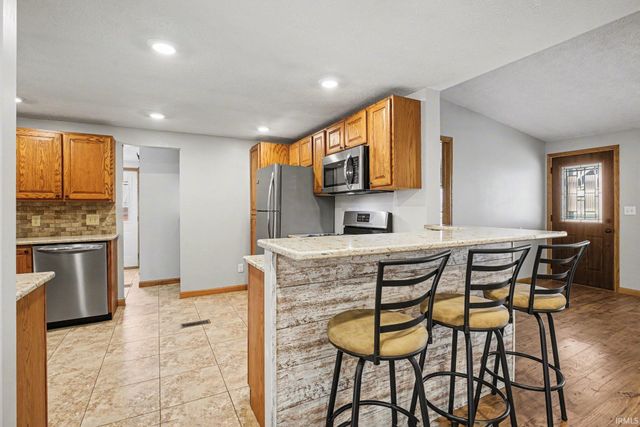 14284 US 6 Highway, Syracuse, IN 46567