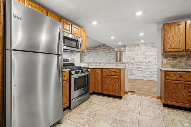 14284 US 6 Highway, Syracuse, IN 46567