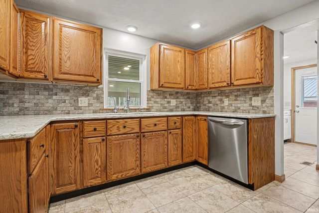 14284 US 6 Highway, Syracuse, IN 46567