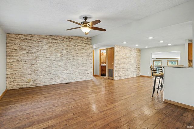 14284 US 6 Highway, Syracuse, IN 46567