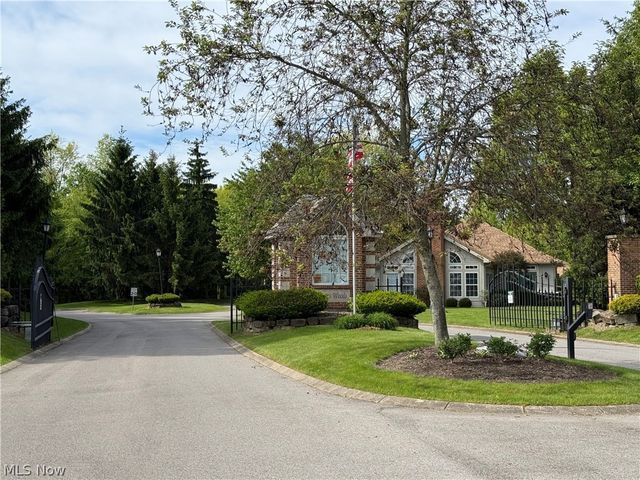 28 Hunters Woods Boulevard B, Canfield, OH 44406