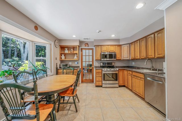 77 Shore Road, Mount Sinai, NY 11766