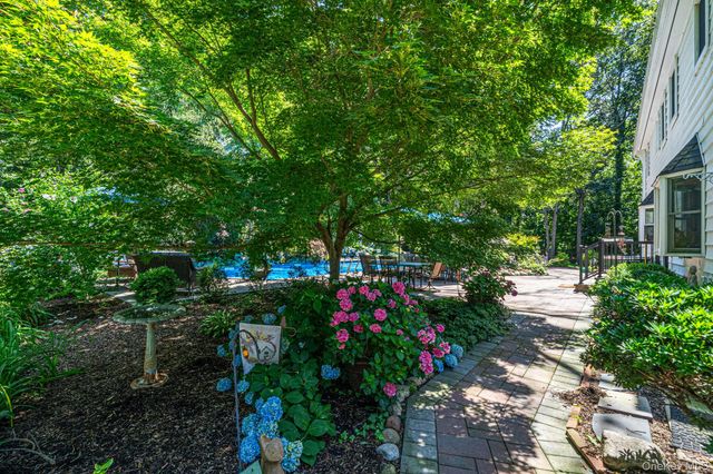 77 Shore Road, Mount Sinai, NY 11766