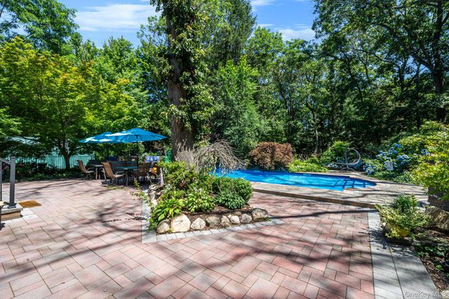 77 Shore Road, Mount Sinai, NY 11766
