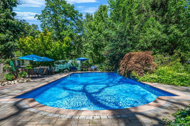 77 Shore Road, Mount Sinai, NY 11766