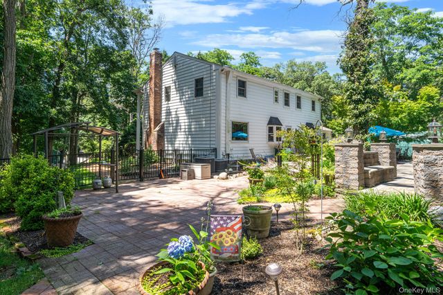 77 Shore Road, Mount Sinai, NY 11766