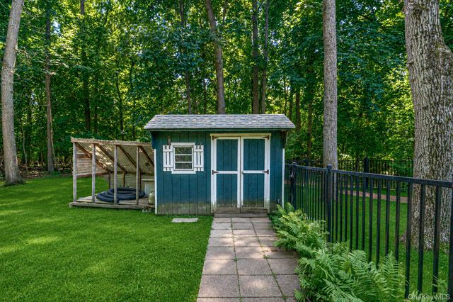 77 Shore Road, Mount Sinai, NY 11766