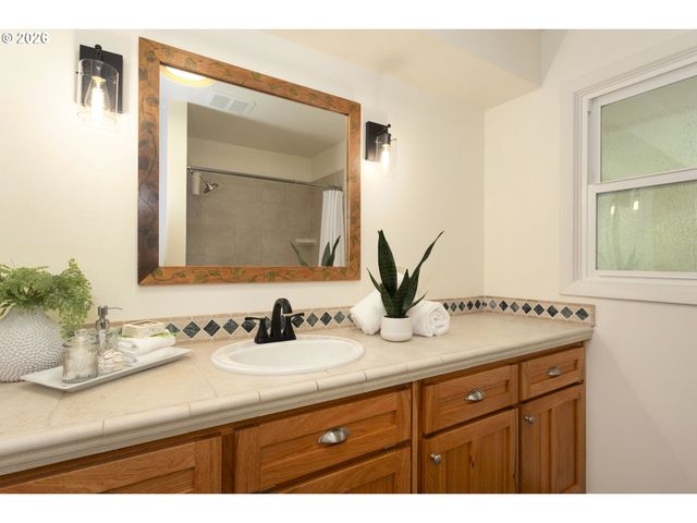 4255 CALAROGA Cir, West Linn, OR 97068