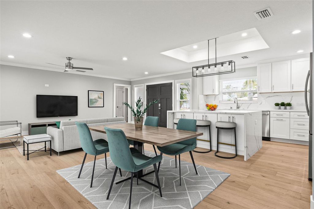 Image 4 of property listing at 170 98TH AVENUE N, St Petersburg, FL 33702