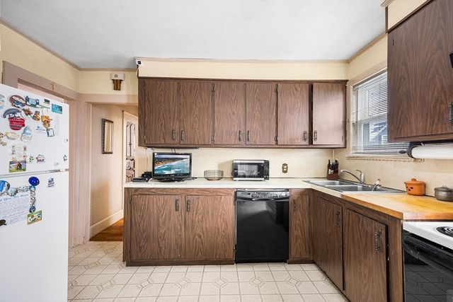 108 Inland St, Lowell, MA 01851