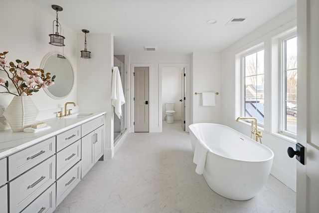 10 O'rourke Path, Newton, MA 02459