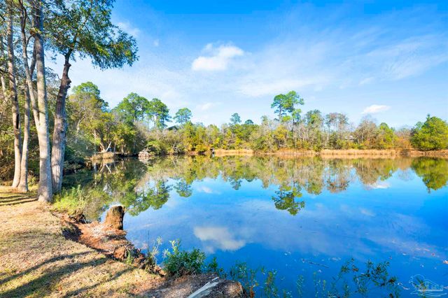 7746 River Rd, Milton, FL 32583