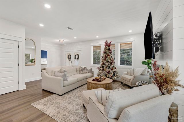 7746 River Rd, Milton, FL 32583